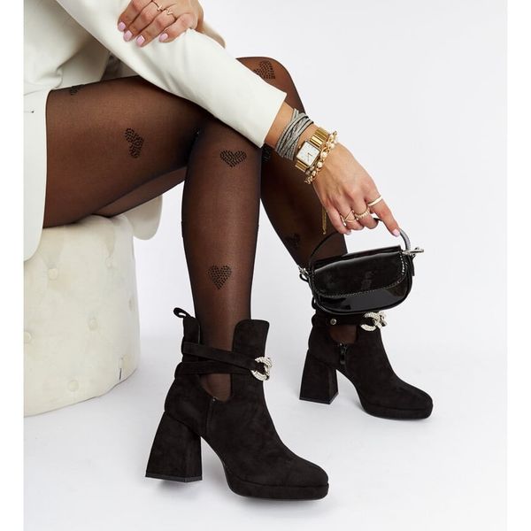 Czarne botki zdobione cyrkoniami Elm. Czarne botki z aplikacjami, z tworzywa sztucznego, za kostkę, bez obcasa, na obcasie, bez zapięcia. Za 145.37 zł.