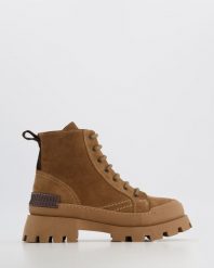 ZAMSZOWE BOTKI 00102024SX CAMEL. Brązowe botki Venezia, bez wzorów, ze skóry, bez obcasa, bez zapięcia. Za 339.00 zł.