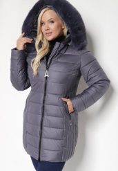 Fioletowa Pikowana Kurtka o Taliowanym Kroju z Odpinanym Kapturem i Futrem Deozora. Fioletowe kurtki Born2be, plus size, bez wzorów, z dzianiny, eleganckie. W wyprzedaży za 230.99 zł.