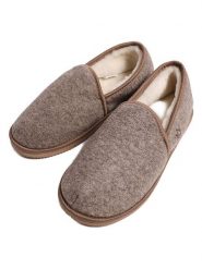 Kaiser Naturfellprodukte Kapcie wełniane w kolorze beżowym rozmiar: 46. Brązowe kapcie Kaiser Naturfellprodukte, bez wzorów, z materiału. Za 208.99 zł.