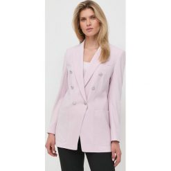 BOSS marynarka 50475665 kolor różowy dwurzędowa gładka. Czerwone marynarki i żakiety Boss, bez wzorów, z włókna, klasyczne, bez ramiączek. Za 1,789.90 zł.
