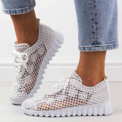 Białe przewiewne półbuty damskie T.Sokolski 1982. Białe półbuty wsuwane Sokolski, na lato, w ażurowe wzory, z tkaniny, klasyczne, z okrągłym noskiem, bez obcasa. Za 189.00 zł.
