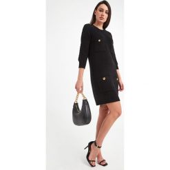 SUKIENKA ELISABETTA FRANCHI. Sukienki Elisabetta Franchi, bez wzorów, bez kołnierzyka, bez ramiączek. W wyprzedaży za 439.80 zł.