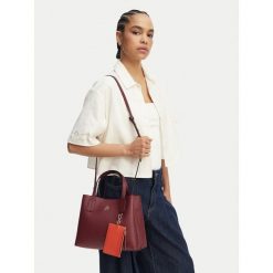 Torebka Tommy Hilfiger. Brązowe torebki klasyczne Tommy Hilfiger, bez wzorów, bez dodatków. Za 649.99 zł.