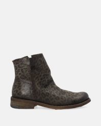 ZAMSZOWE BOTKI Z MOTYWEM ZWIERZĘCYM M014SUKHOBB012. Botki Venezia, bez wzorów, ze skóry, bez obcasa, bez zapięcia. Za 599.00 zł.
