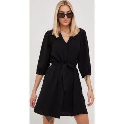 JDY sukienka kolor czarny mini prosta. Czarne sukienki JDY, na co dzień, s, bez wzorów, z tkaniny, bez kołnierzyka, bez ramiączek, mini. Za 129.99 zł.