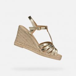 Sandały GEOX D GELSA Złoty. Żółte sandały Geox, bez wzorów, ze skóry, bez obcasa, bez zapięcia. Za 436.99 zł.