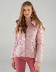 Pikowana kurtka z kapturem. Czerwone kurtki Unisono, s, bez wzorów, z tkaniny, z kapturem. Za 249.00 zł.