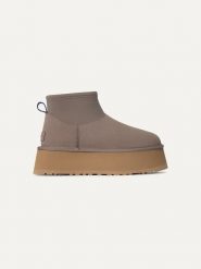 UGG Skórzane botki "Classic Mini Dipper" w kolorze fioletowym rozmiar: 41. Różowe botki UGG, bez wzorów, z materiału, bez obcasa, na platformie, bez zapięcia. Za 567.00 zł.