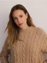 Sweter z warkoczowym splotem - beżowy. Brązowe swetry Reserved, l, bez wzorów, z dzianiny, bez ramiączek. W wyprzedaży za 49.99 zł.