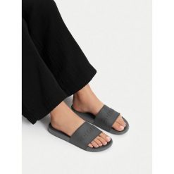 Klapki Sprandi. Czarne klapki Sprandi, bez wzorów, bez obcasa, bez zapięcia. Za 49.99 zł.