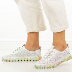 Zielone ażurowe skórzane półbuty damskie Cambell 40338. Białe półbuty wsuwane Cambell, na jesień, w ażurowe wzory, z jeansu, biznesowe, z okrągłym noskiem, bez obcasa, na płaskiej podeszwie. Za 219.00 zł.