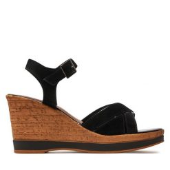 Sandały Tamaris. Czarne sandały Tamaris, bez wzorów, bez obcasa, na koturnie, bez zapięcia. Za 209.99 zł.