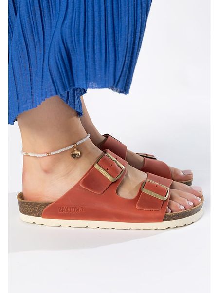 BAYTON Skórzane klapki "Atlas" w kolorze czerwonym rozmiar: 37. Czerwone klapki Bayton, bez wzorów, klasyczne, z otwartym noskiem, bez obcasa, bez zapięcia. Za 157.45 zł.