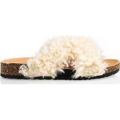 Klapki na ładnej platformie (38). Brązowe klapki Seastar, bez wzorów, eleganckie, bez obcasa, bez zapięcia. Za 39.00 zł.