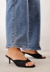 Czarne Minimalistyczne Klapki z Imitacji Zamszu na Kaczuszce Zellenis. Czarne klapki Born2be, bez wzorów, z jeansu, eleganckie, bez obcasa, na obcasie, bez zapięcia. Za 89.99 zł.