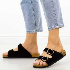 Czarne skórzane klapki damskie Filippo Dk7061/26. Czarne klapki Filippo, bez wzorów, ze skóry, eleganckie, bez obcasa, na płaskiej podeszwie, bez zapięcia. Za 159.00 zł.