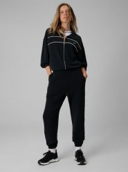 4F Spodnie dresowe joggery z modalem damskie - czarne L. Czarne spodnie dresowe 4f, bez wzorów, z dresówki, długie. Za 189.99 zł.