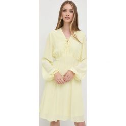 Ivy Oak sukienka kolor żółty mini rozkloszowana. Żółte sukienki IVY & OAK, bez wzorów, z tkaniny, bez kołnierzyka, bez ramiączek, maxi, rozkloszowane. Za 1,339.90 zł.
