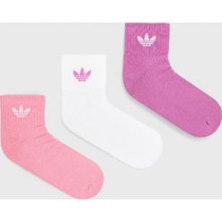 Adidas Originals skarpetki (3-pack) kolor różowy. Czerwone skarpetki adidas Originals, bez wzorów. W wyprzedaży za 51.99 zł.