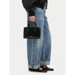 Torebka JENNY. Czarne torebki klasyczne Jenny, bez wzorów, klasyczne, bez dodatków. Za 109.99 zł.