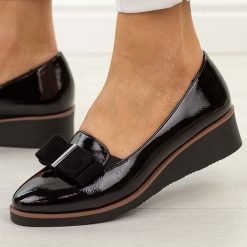 Czarne lakierowane półbuty damskie na koturnie Vinceza 58630. Czarne półbuty wsuwane VINCEZA, na jesień, z aplikacjami, z lakierowanej skóry, biznesowe, bez obcasa, na koturnie. Za 169.00 zł.