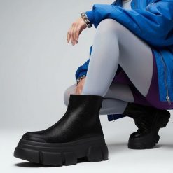 Botki damskie S. Barski, na wysokiej masywnej platformie z brokatową cholewką ze skóry, czarne, MR52-204. Czarne botki S.BARSKI, bez wzorów, z jeansu, bez obcasa, na platformie, bez zapięcia. Za 269.00 zł.