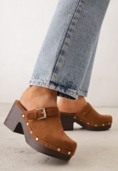 Brązowe Klapki Chodaki na Słupku z Cholewką z Nitami i Paskiem z Klamerką Jinnor. Brązowe klapki Renee, w ażurowe wzory, boho, bez obcasa, na obcasie, bez zapięcia. Za 109.99 zł.