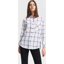 Luźna koszula w kratę - Biały. Koszule marki Reserved. Za 49.99 zł.