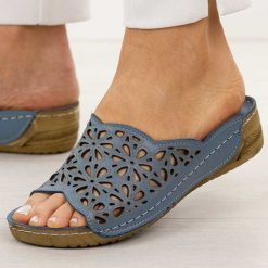 Niebieskie ażurowe skórzane klapki damskie T.Sokolski L225. Niebieskie klapki Sokolski, w ażurowe wzory, z materiału, klasyczne, bez obcasa, na koturnie, bez zapięcia. Za 249.00 zł.