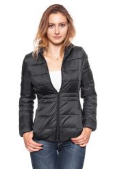 DAMSKA KURTKA ZIMOWA WRANGLER SHORT PUFFER BLACK W4104V501. Czarne kurtki Wrangler, na zimę, s, bez wzorów, klasyczne, bez kaptura. Za 239.99 zł.