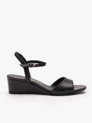 Czarne sandały na koturnie. Czarne sandały Ryłko, bez wzorów, ze skóry, eleganckie, z okrągłym noskiem, bez obcasa, na koturnie, bez zapięcia. Za 379.99 zł.