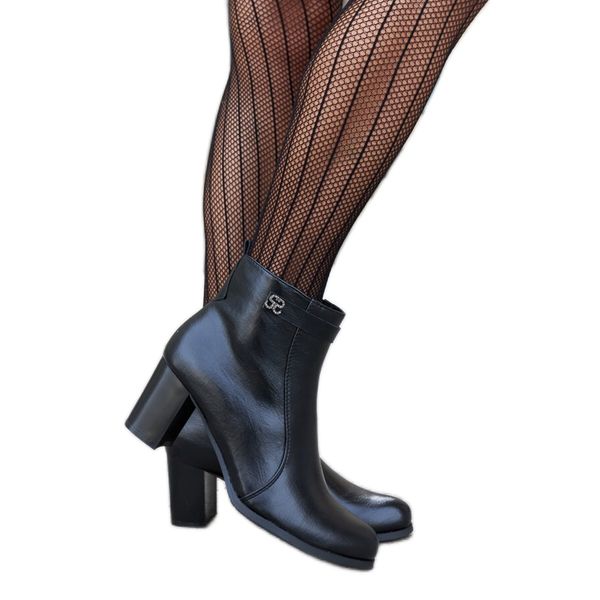 Czarne ocieplane botki z cyrkoniami Barreto. Czarne botki z aplikacjami, bez obcasa, na obcasie, bez zapięcia. Za 209.47 zł.