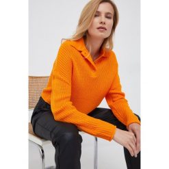 Vero Moda sweter damski kolor pomarańczowy lekki. Brązowe swetry Vero Moda, l, bez wzorów, z dzianiny, bez ramiączek. W wyprzedaży za 87.99 zł.