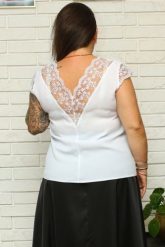 Bluzka elegancka z ozdobną koronką ADELINA biała. Białe bluzki KARKO, plus size, bez wzorów, z jeansu, eleganckie, bez kołnierzyka, plus size, bez ramiączek. Za 189.50 zł.