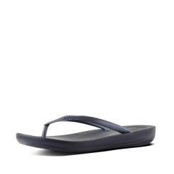 Klapki damskie FitFlop Iqushion Ergonomic TPU. Czarne klapki Flip Flop, bez wzorów, z materiału, bez obcasa, bez zapięcia. Za 148.90 zł.