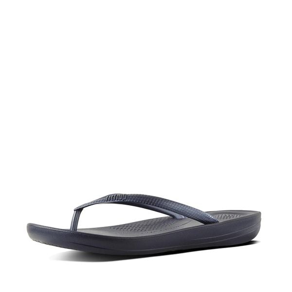 Klapki damskie FitFlop Iqushion Ergonomic TPU. Czarne klapki Flip Flop, bez wzorów, z materiału, bez obcasa, bez zapięcia. Za 225.50 zł.