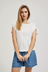 Bluzka z wiązaniem na rękawach biała. Białe bluzki MOODO, xs, bez wzorów, bez kołnierzyka, bez ramiączek. W wyprzedaży za 39.99 zł.