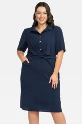 Sukienka biznesowa szmizjerka wiązana w pasie z kieszeniami KYOTO granatowa. Sukienki KARKO, do pracy, plus size, bez wzorów, z elastanu, biznesowe, bez kołnierzyka, plus size, bez ramiączek, midi, szmizjerki. Za 259.50 zł.