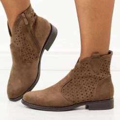 Brązowe zamszowe ażurowe botki damskie S.Barski 8151. Brązowe botki S.BARSKI, w ażurowe wzory, z jeansu, boho, z okrągłym noskiem, bez obcasa, na płaskiej podeszwie, bez zapięcia. Za 239.00 zł.