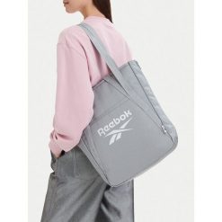 Torebka Reebok. Szare torebki klasyczne Reebok, bez wzorów, bez dodatków. Za 129.99 zł.