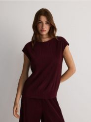 Bluzka w prążek - bordowy. Czerwone bluzki Reserved, l, bez wzorów, z dzianiny, bez kołnierzyka, bez ramiączek. W wyprzedaży za 39.99 zł.