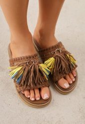 Brązowe Klapki VICES na Płaskiej Podeszwie w Stylu Boho z Frędzlami Averathla. Brązowe klapki Renee, z aplikacjami, z denimu, boho, bez obcasa, na płaskiej podeszwie, bez zapięcia. Za 119.99 zł.