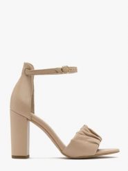 Beżowe sandały z marszczoną cholewką. Brązowe sandały Ryłko, bez wzorów, ze skóry, bez obcasa, na słupku, bez zapięcia. Za 379.99 zł.