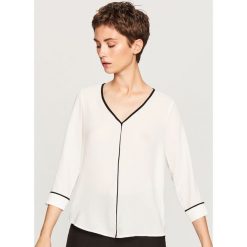 Bluzka z kontrastową lamówką - Kremowy. Bluzki marki Reserved. Za 69.99 zł.