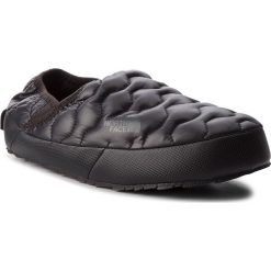 Kapcie THE NORTH FACE - Thermoball Traction Mule IV T993IFYWY Shiny Tnf Black/Beluga Grey. Kapcie marki The North Face. W wyprzedaży za 149.00 zł.
