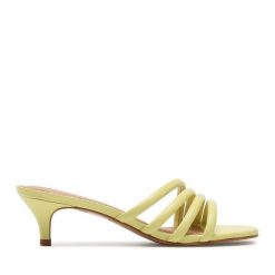 Klapki Eva Longoria. Żółte klapki Eva Longoria, bez wzorów, bez obcasa, bez zapięcia. Za 349.99 zł.