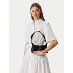 Torebka LOVE MOSCHINO. Czarne torebki klasyczne Love Moschino, bez wzorów, klasyczne, bez dodatków. Za 689.99 zł.