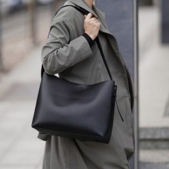Shopper Solier FL40 Ellise czarna. Czarne shopper bag Solier, bez wzorów, ze skóry, biznesowe, na ramię, bez dodatków. Za 359.00 zł.