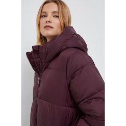 Vero Moda kurtka damska kolor bordowy przejściowa. Czerwone kurtki Vero Moda, m, bez wzorów, z kapturem. Za 209.99 zł.